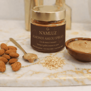 pot d'amlou aux amandes torréfiées sur une planche en marbre